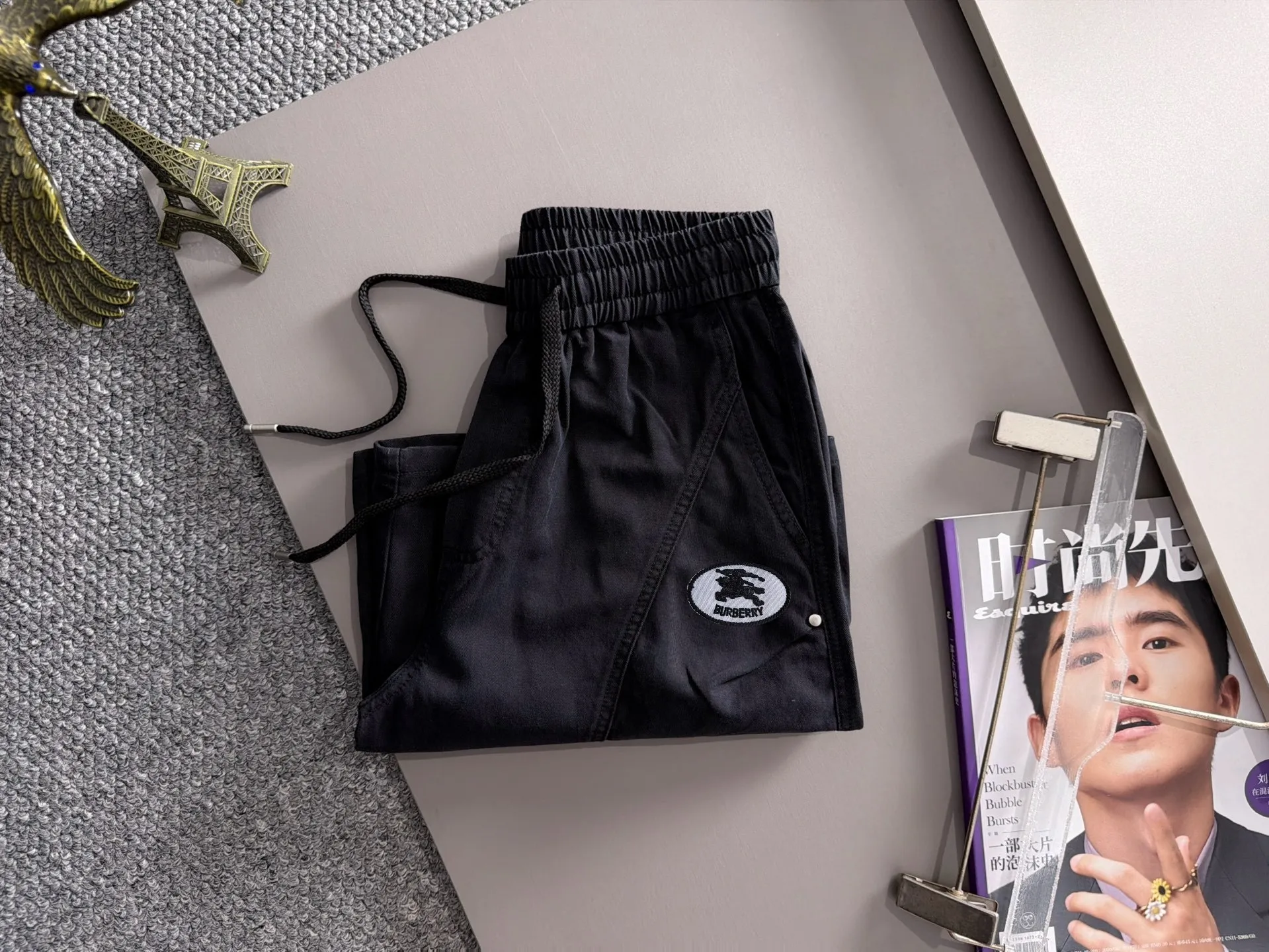 Burberry's 2026 spring and summer New Arrival elasticated casual shorts, made from counter-customized fabrics, Breathable, high comfort, impeccable details, brand element design concept, reflecting high quality. It feels delicate and soft! It presents a casual cut and the upper body shape is great! Sizes:S-2XL